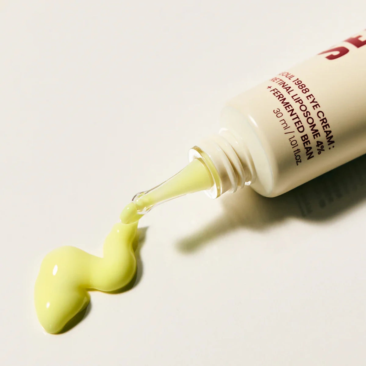 Crema para ojos K-SECRET SEOUL 1988 con Retinal Liposome 4% y fermento de frijol, textura suave y crema en envase compacto