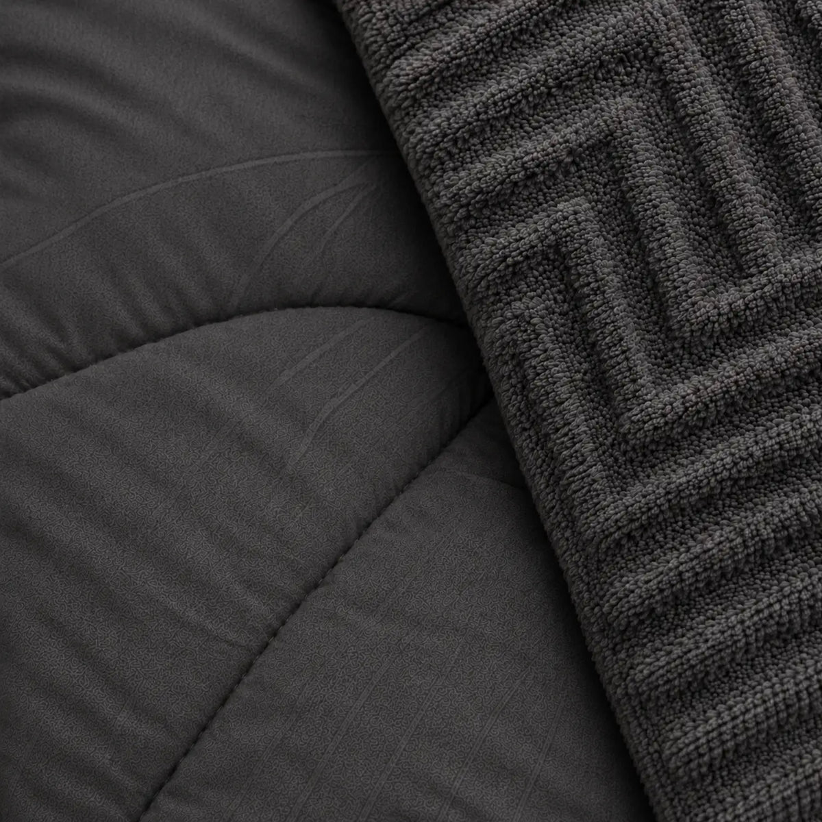 Juego de cobertor Queen 7 piezas en color gris oscuro, con fundas y accesorios de la marca Enigma Store.