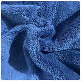 Tres toallas de microfibra azul para cuerpo, manos y cara, de la marca Enigma Store, con textura suave y absorbente.