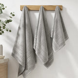 Juego de 3 toallas de baño en algodón premium de 700 GSM, suaves y absorbentes, en color blanco con borde gris claro.