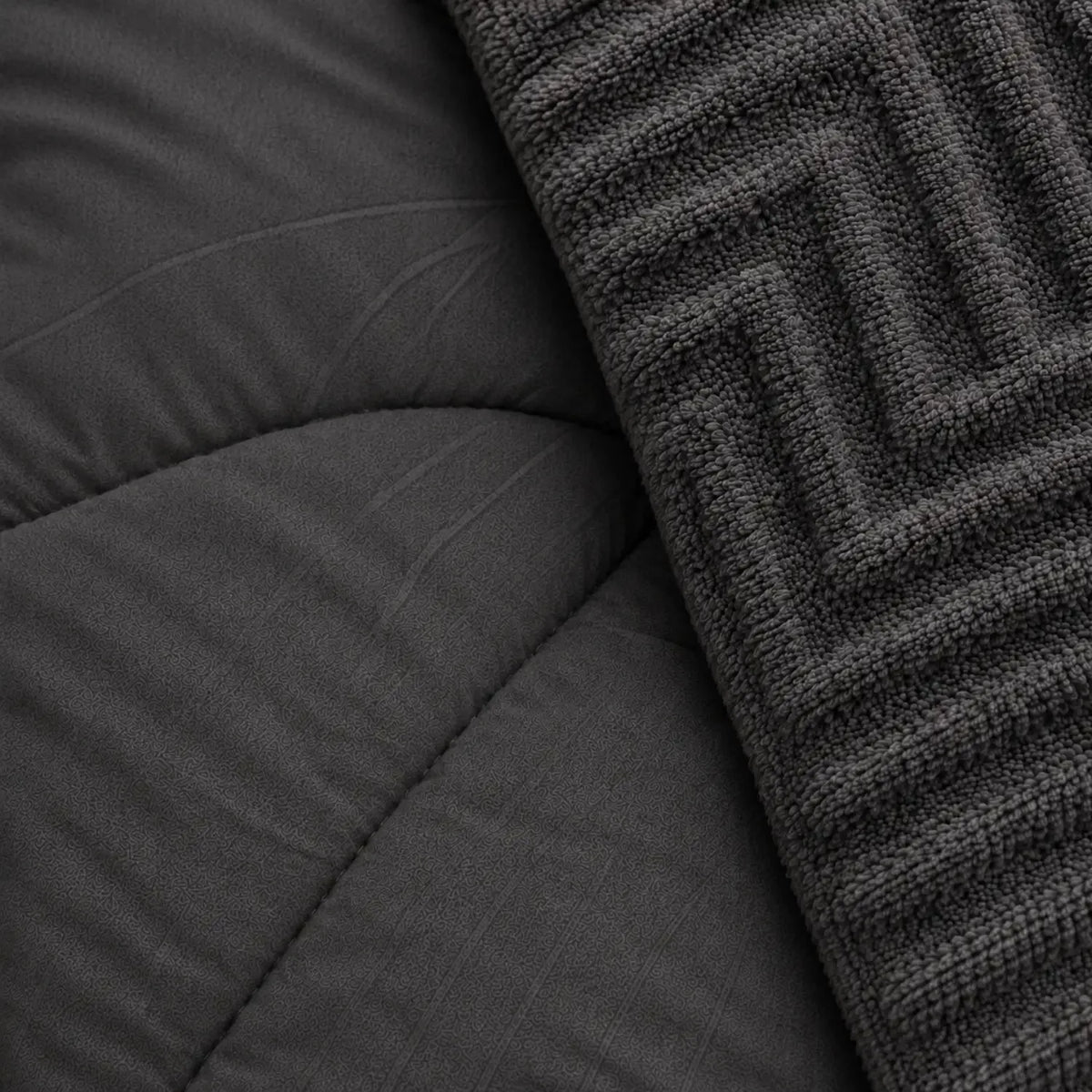 Juego de cobertor Queen 7 piezas en color gris oscuro, con fundas y accesorios de la marca Enigma Store.