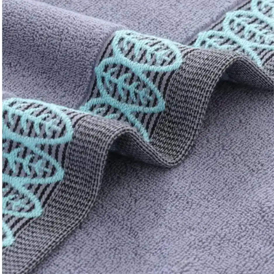 Seis toallas de algodón blancas de 75x35 cm para baño y cocina, con textura suave y diseño simple.