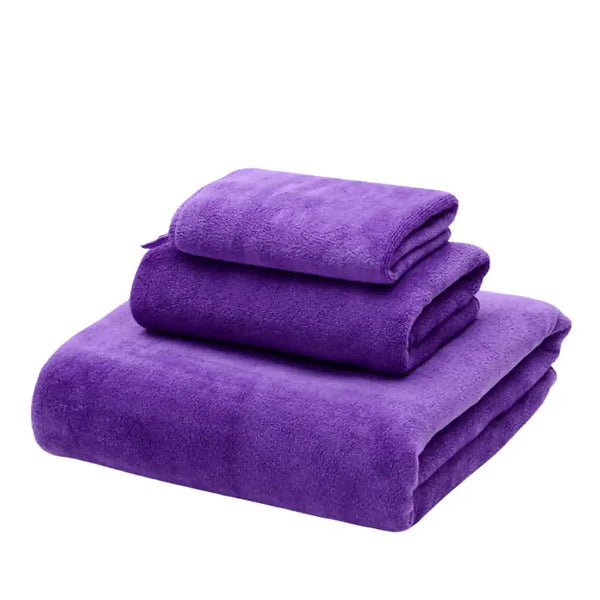 Set de 3 toallas microfibra lila para cuerpo, manos y cara, de la marca Enigma Store, con textura suave y absorbente.