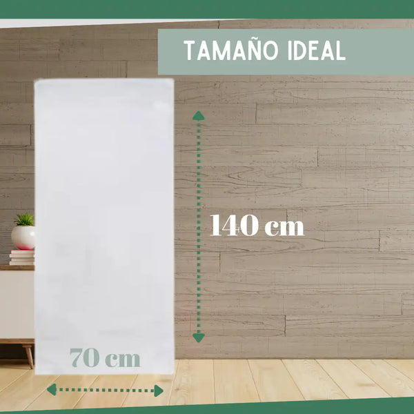 Tres toallas de baño blancas de algodón de 70x140 cm, peso 500g, en un set de hotel de la marca Enigma Store.