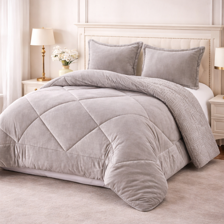 Cobertor gris y fundas premium de Enigma Store, con textura suave y diseño elegante para decoración y confort.