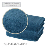 Dos toallas de baño grandes de microfibra azul de 90x180 cm, suaves y absorbentes, en un entorno de baño.