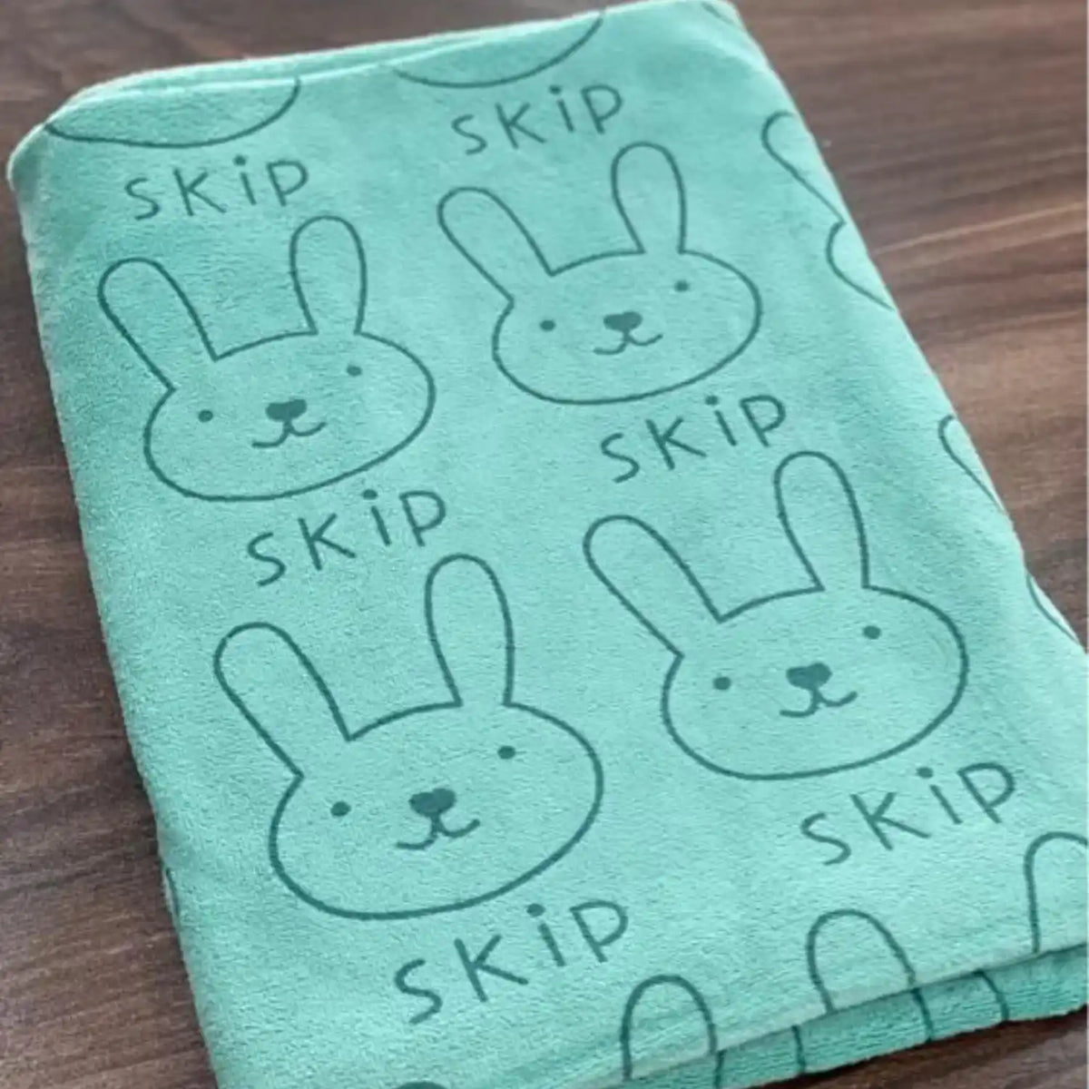 Toalla de microfibra para niño de secado rápido y absorbente, suave y cómoda, ideal para uso en la playa o la piscina.