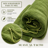 Set de 2 toallas de baño grandes de microfibra verde de 90x180 cm, con textura suave y absorbente de la marca Enigma Store.