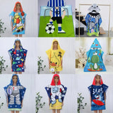 Toalla capucha de playa tipo poncho para niños en microfibra, en color azul con diseño divertido, ideal para secarse en la playa.