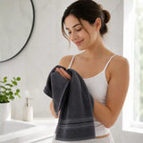 Pack de 4 toallas de algodón gris grafito, de 130 g, ideales para hotel y spa, de la marca Enigma Store.