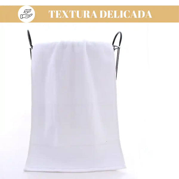 Pack de 4 toallas blancas de algodón de 130 g, ideales para hotel y spa, con textura suave y acabado de alta calidad.