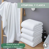 Tres toallas de baño blancas de algodón, tamaño 70x140 cm y 500 g, con textura suave y absorbente.
