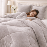 Cobertor gris con fundas premium de Enigma Store, muestra textura suave y diseño elegante para decoración y confort del hogar.