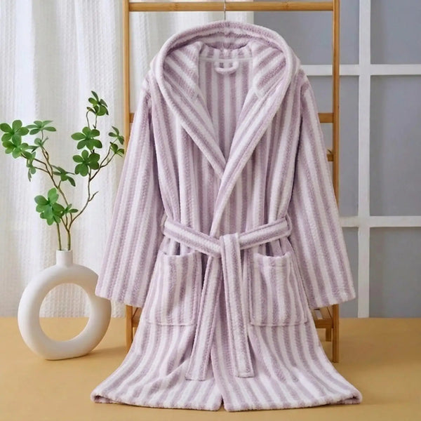 Bata de microfibra con franjas para spa, bata de baño suave y cómoda, en color neutro, diseñada para relajación y confort.