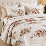 Cubrecama King de 5 piezas de Casa Eterna con bordado floral en color crema, incluye cubrecama, fundas y accesorios.