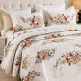 Cubrecama King de 5 piezas de Casa Eterna con bordado floral en color crema, incluye cubrecama, fundas y accesorios.