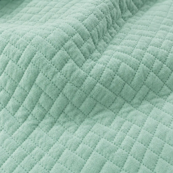 Cubrecama Casa Eterna de 2 plazas, conjunto de 7 piezas con quilt liso bordado y cortinas a juego, en color neutro.