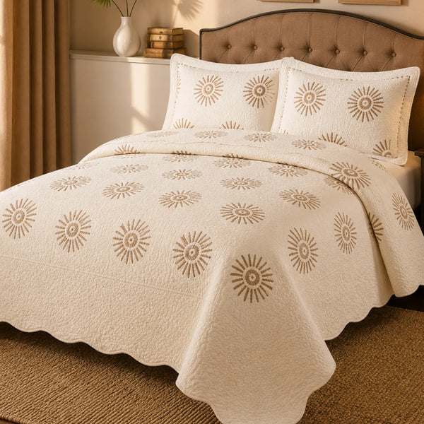 Cubrecama bordado blanco premium de 3 piezas, tamaño king, con diseño elegante y detalles finos en tela suave.
