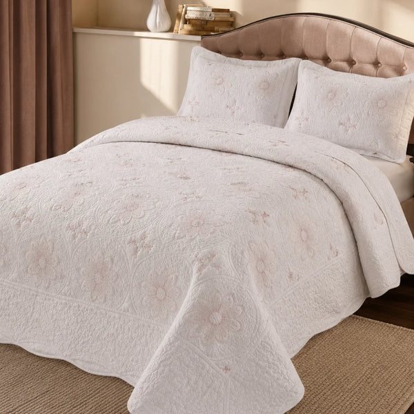 Cubrecama bordado blanco premium de 3 piezas para cama king, con diseño elegante y detalles en el tejido, de Enigma Store.