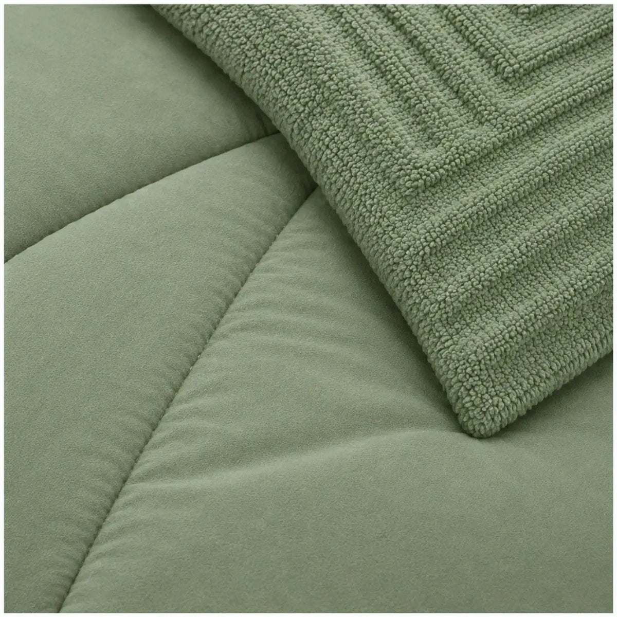 Set de cobertor Queen de 7 piezas en color verde, marca Enigma Store, con detalles suaves y cómodo para cama grande.
