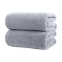 Dos toallas de baño grandes de microfibra gris de 90x180 cm de la marca Enigma Store, en imagen.