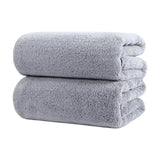 Dos toallas de baño grandes de microfibra gris de 90x180 cm de la marca Enigma Store, en imagen.