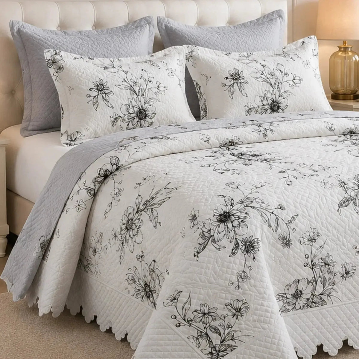 Cubrecama quilt bordado de 5 piezas para cama king, con diseño de flores grises, de la marca Casa Eterna.