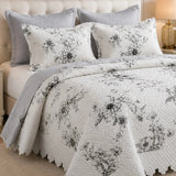 Cubrecama quilt bordado de 5 piezas para cama king, con diseño de flores grises, de la marca Casa Eterna.