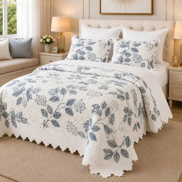 Cubrecama King Casa Eterna de 5 piezas con bordado de hojas azules, estilo lifestyle, para cama grande y cómoda.