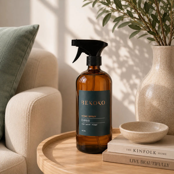 Spray aromatizante para el hogar BEKOKO Baies, botella con líquido y difusor en la imagen, para perfumar ambientes.