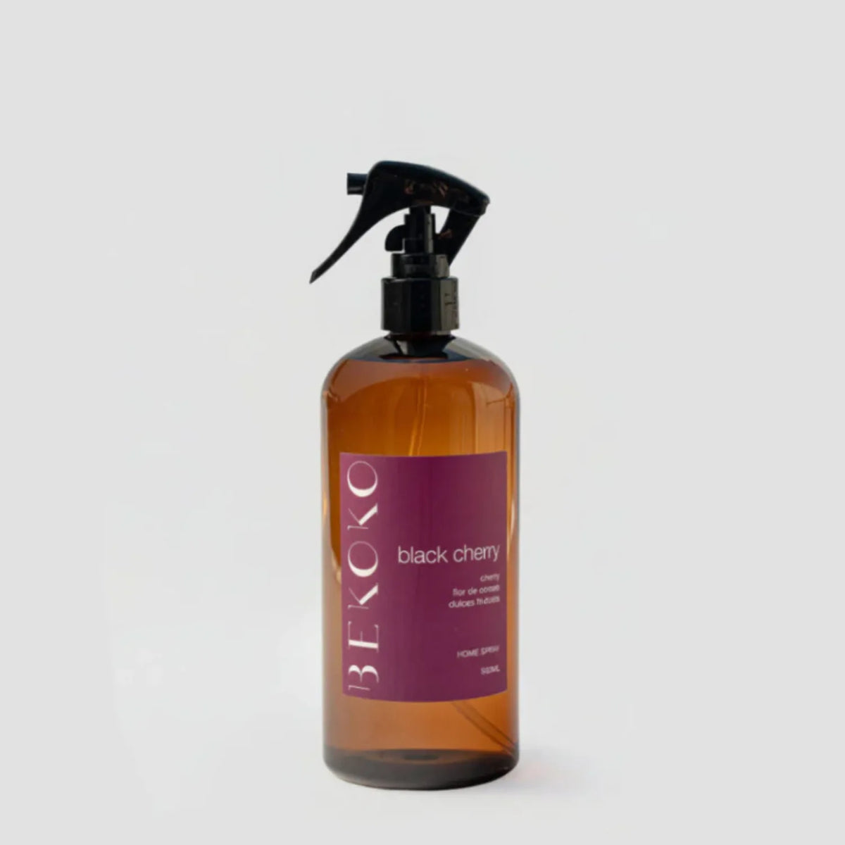Aromatizante para el hogar BEKOKO Black Cherry en botella con pulverizador, ideal para perfumar espacios interiores.