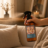 Spray aromatizante BEKOKO Cinnamon Buns en un ambiente hogareño con envase y etiqueta visible.