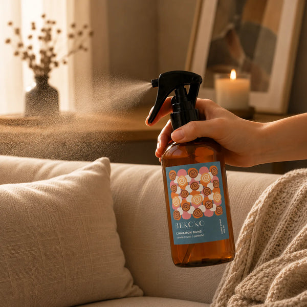 Spray aromatizante BEKOKO Cinnamon Buns en un ambiente hogareño con envase y etiqueta visible.