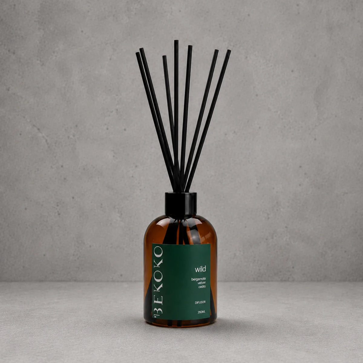 Difusor ambiental BEKOKO Wild Ámbar con varillas y frasco de 250ml para aromatizar espacios en el hogar