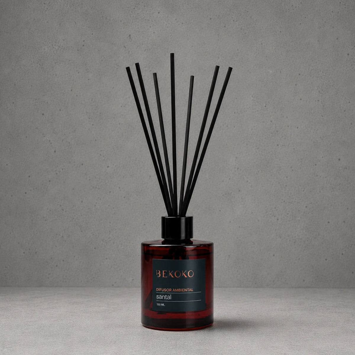 Difusor ambiental BEKOKO con varillas y aroma a santal y ámbar, 150ml, para ambientar espacios con fragancia suave y elegante.