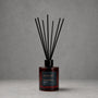 Difusor ambiental BEKOKO con varillas y aroma a santal y ámbar, 150ml, para ambientar espacios con fragancia suave y elegante.