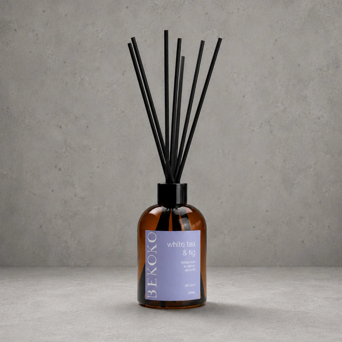 Difusor ambiental BEKOKO White Tea & Fig en envase de 250ml con varillas aromáticas para hogar.