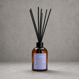 Difusor ambiental BEKOKO White Tea & Fig en envase de 250ml con varillas aromáticas para hogar.