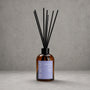 Difusor ambiental BEKOKO White Tea & Fig en envase de 250ml con varillas aromáticas para hogar.