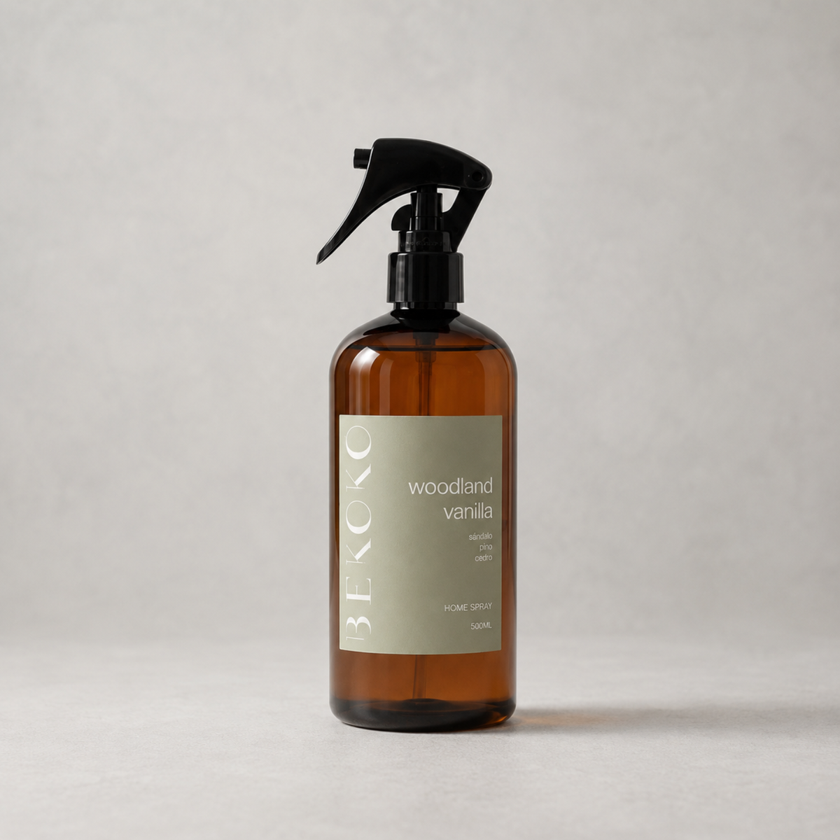 Spray aromatizante para el hogar Woodland Vainilla de Enigma Store, botella de 500 ml con diseño elegante y aroma suave.
