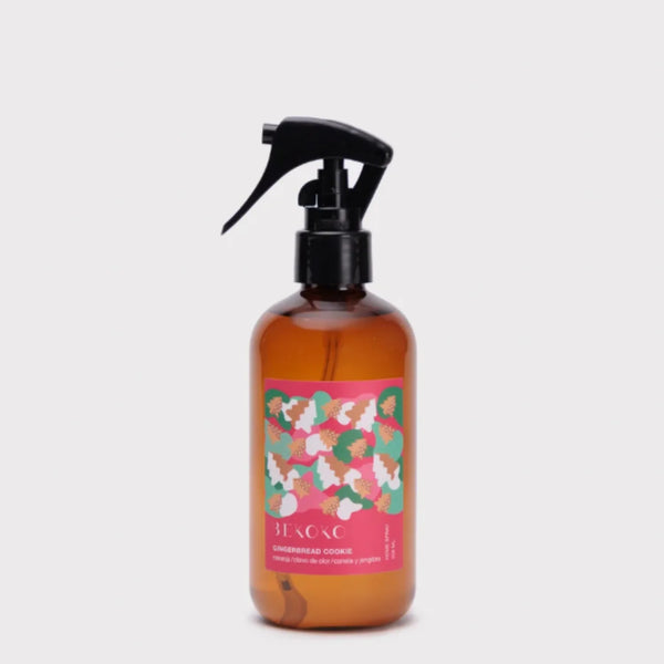 Aromatizante en spray BEKOKO con aroma a galleta de jengibre, ideal para ambientar espacios del hogar con olor cálido y acogedor.