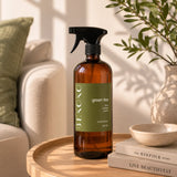 Spray aromatizante para el hogar BEKOKO con fragancia de té verde, muestra el envase y la boquilla en un fondo neutro.