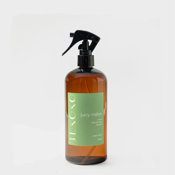 Aromatizante en spray BEKOKO Juicy Melon para hogar, con frasco y boquilla, que muestra la fragancia fresca y frutal.