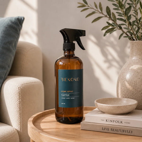 Aromatizante para el hogar BEKOKO Santal en aerosol, con diseño elegante y fragancia cálida en un envase de spray.
