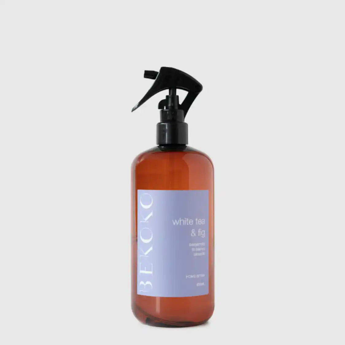 Aromatizante para el hogar BEKOKO en spray con fragancia de té blanco y higo, envase blanco y elegante para ambientar espacios.