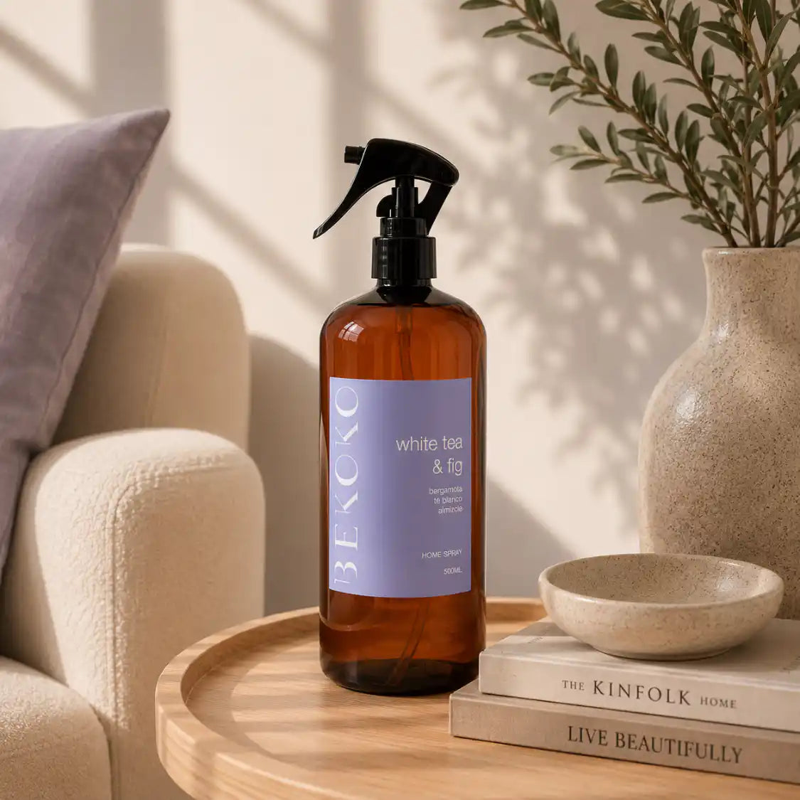 Aromatizante para el hogar BEKOKO White Tea & Fig en spray, con frasco blanco y detalles decorativos en la imagen.
