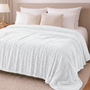 Manta plush piel durazno tamaño king de 240x260 cm en color beige, con textura suave y lujosa de la marca Enigma Store.