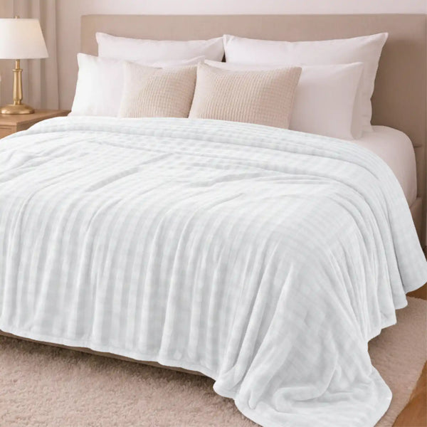 Manta plush piel durazno tamaño king de 240x260 cm en color beige, con textura suave y lujosa de la marca Enigma Store.