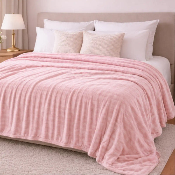 Manta Plush piel durazno color durazno en tamaño king 240x260 cm, con textura suave y lujosa, ideal para el hogar.