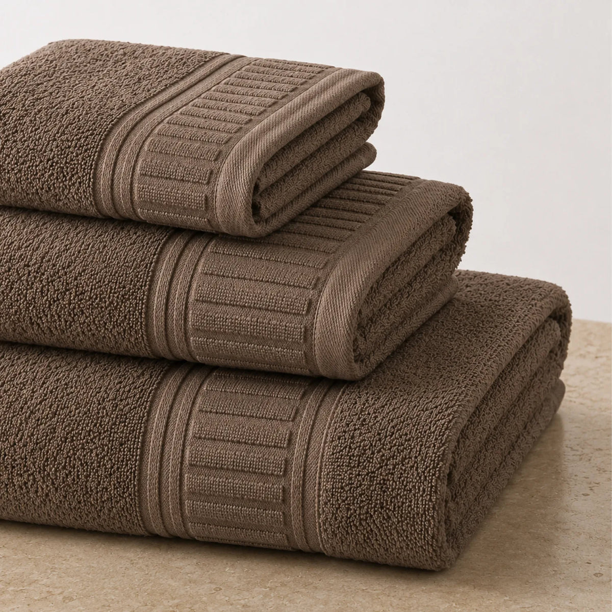 Set de toallas de baño premium de algodón 100% con 700 GSM, incluye 3 piezas, en colores suaves y absorbentes.